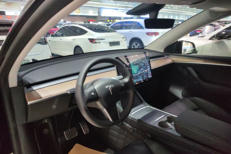 Used Tesla Model Y 2021 Standard Range Rear-Wheel Drive Version Center Console