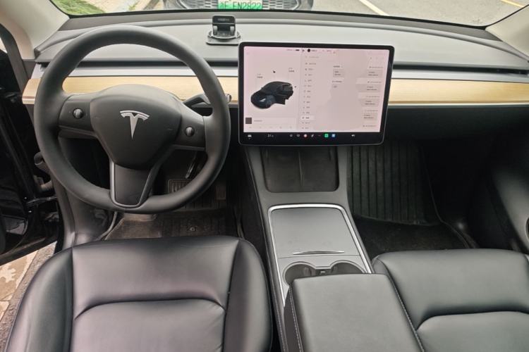 Used Tesla Model Y 2021 Standard Range Rear-Wheel Drive Version Center Console
