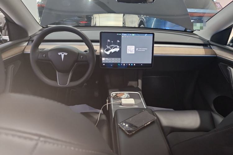 Used Tesla Model Y 2021 Standard Range Rear-Wheel Drive Version Center Console