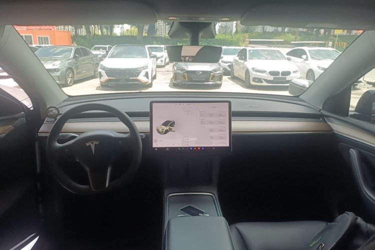 Used Tesla Model Y 2021 Standard Range Rear-Wheel Drive Version Center Console