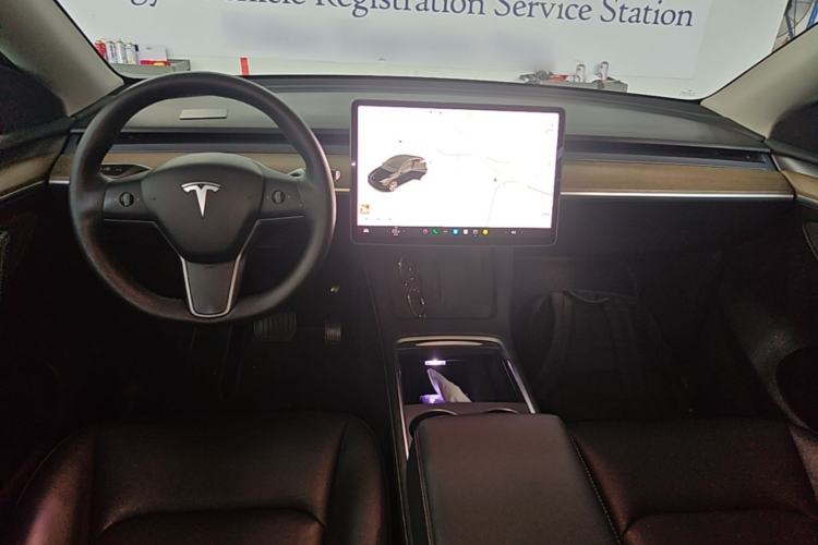 Used Tesla Model Y 2021 Standard Range Rear-Wheel Drive Version Center Console