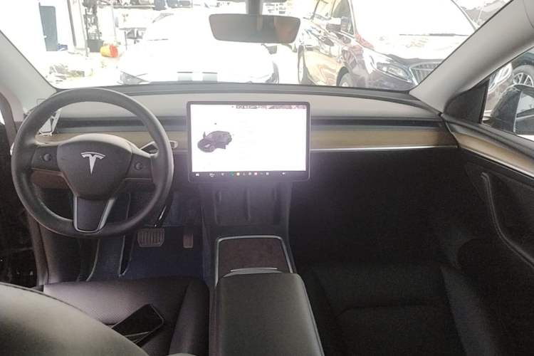 Used Tesla Model Y 2021 Standard Range Rear-Wheel Drive Version Center Console