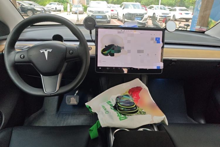 Used Tesla Model Y 2021 Standard Range Rear-Wheel Drive Version Center Console
