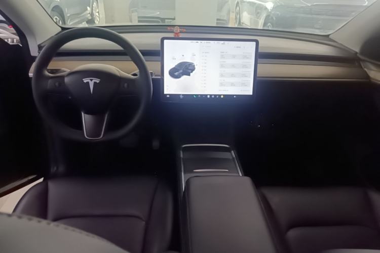 Used Tesla Model Y 2021 Standard Range Rear-Wheel Drive Version Center Console