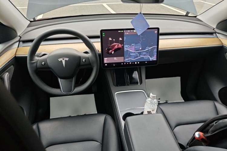 Used Tesla Model Y 2021 Standard Range Rear-Wheel Drive Version Center Console