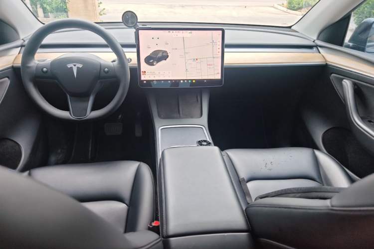 Used Tesla Model Y 2021 Standard Range Rear-Wheel Drive Version Center Console