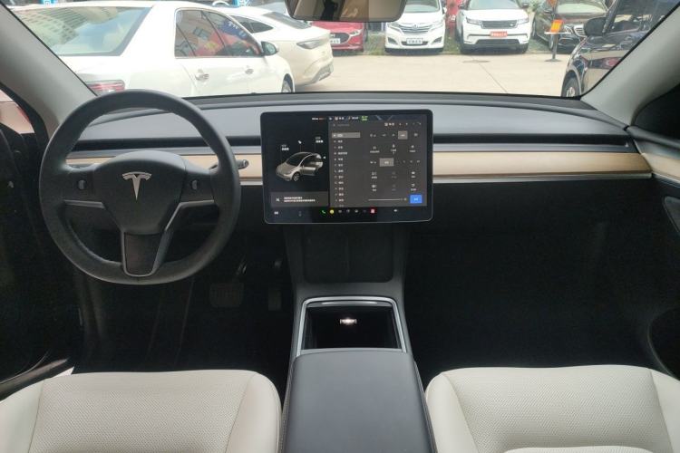 Used Tesla Model Y 2021 Standard Range Rear-Wheel Drive Version Center Console