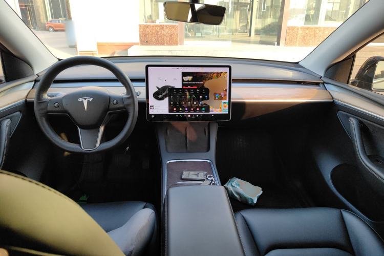 Used Tesla Model Y 2021 Long-Range All-Wheel-Drive Version Center Console
