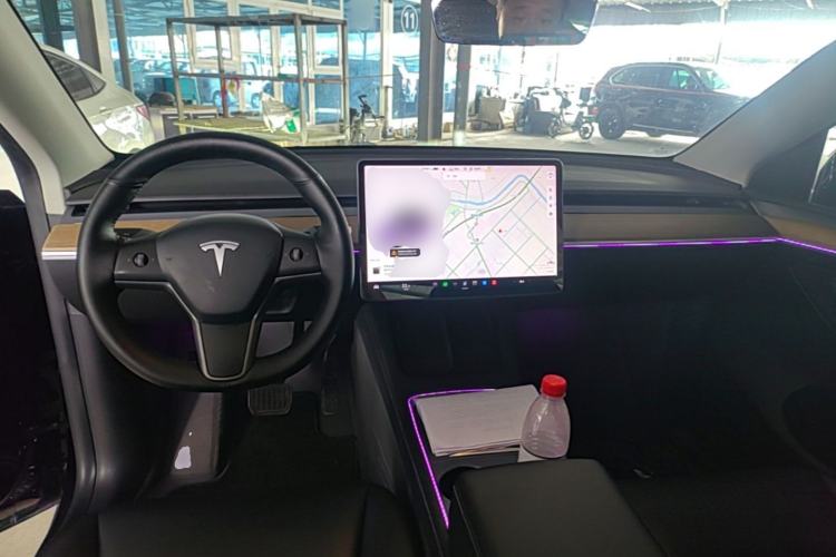 Used Tesla Model Y 2021 Standard Range Rear-Wheel Drive Version Center Console