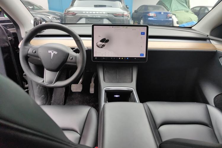 Used Tesla Model Y 2021 Standard Range Rear-Wheel Drive Version Center Console