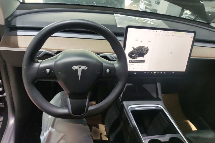 Used Tesla Model Y 2021 Standard Range Rear-Wheel Drive Version Center Console