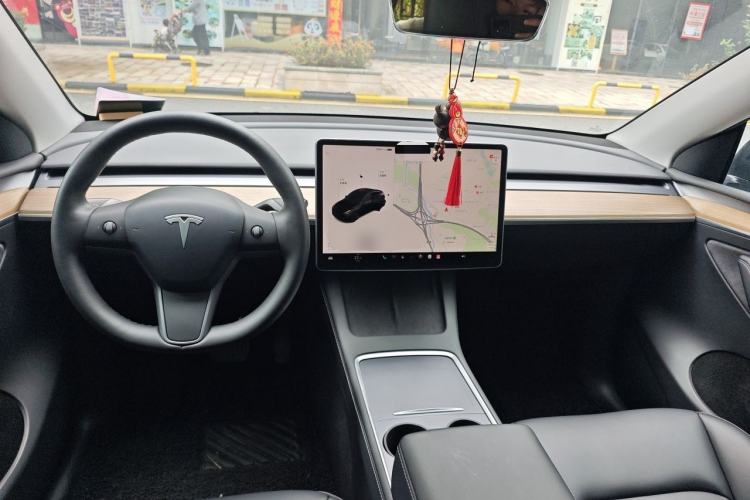 Used Tesla Model Y 2021 Standard Range Rear-Wheel Drive Version Center Console