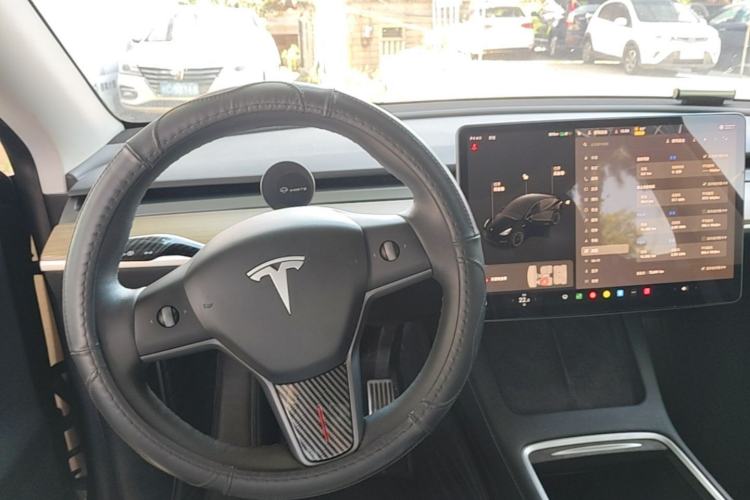 Used Tesla Model Y 2021 Standard Range Rear-Wheel Drive Version Center Console