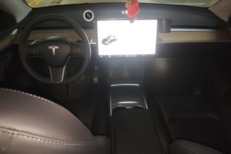 Used Tesla Model Y 2021 Standard Range Rear-Wheel Drive Version Center Console
