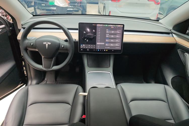 Used Tesla Model Y 2021 Standard Range Rear-Wheel Drive Version Center Console