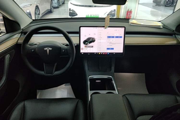 Used Tesla Model Y 2021 Standard Range Rear-Wheel Drive Version Center Console