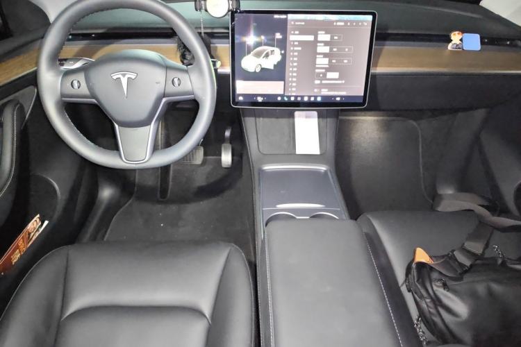 Used Tesla Model Y 2021 Standard Range Rear-Wheel Drive Version Center Console