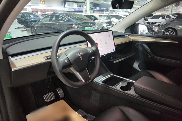 Used Tesla Model Y 2021 Standard Range Rear-Wheel Drive Version Center Console