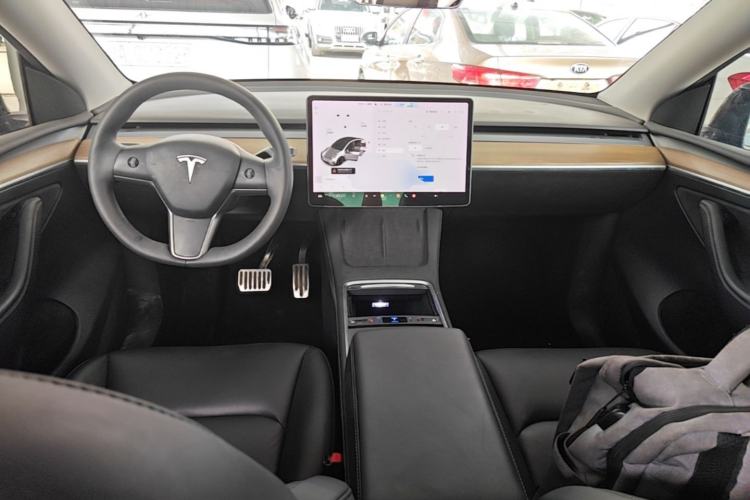 Used Tesla Model Y 2021 Standard Range Rear-Wheel Drive Version Center Console