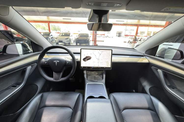 Used Tesla Model Y 2021 Standard Range Rear-Wheel Drive Version Center Console