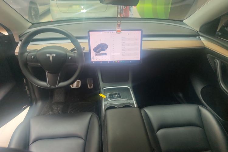 Used Tesla Model Y 2021 Standard Range Rear-Wheel Drive Version Center Console