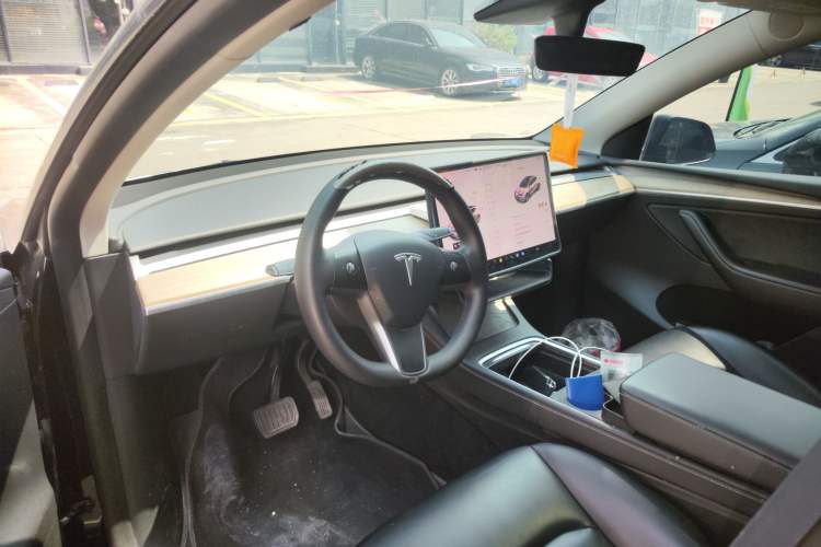 Used Tesla Model Y 2021 Standard Range Rear-Wheel Drive Version Center Console