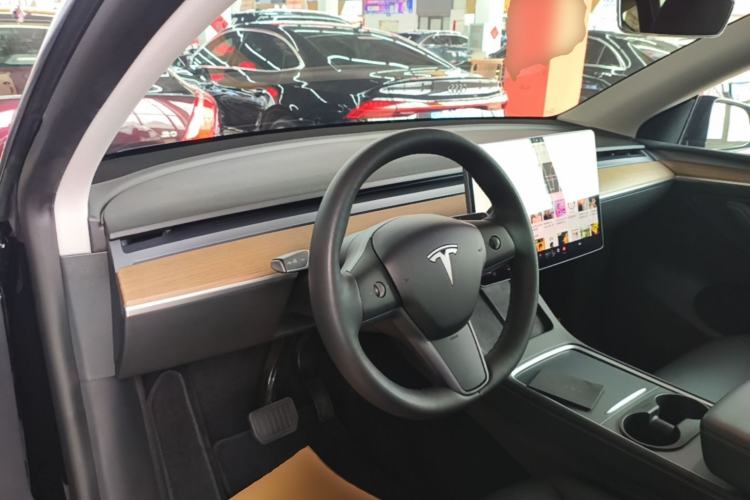 Used Tesla Model Y 2021 Standard Range Rear-Wheel Drive Version Center Console