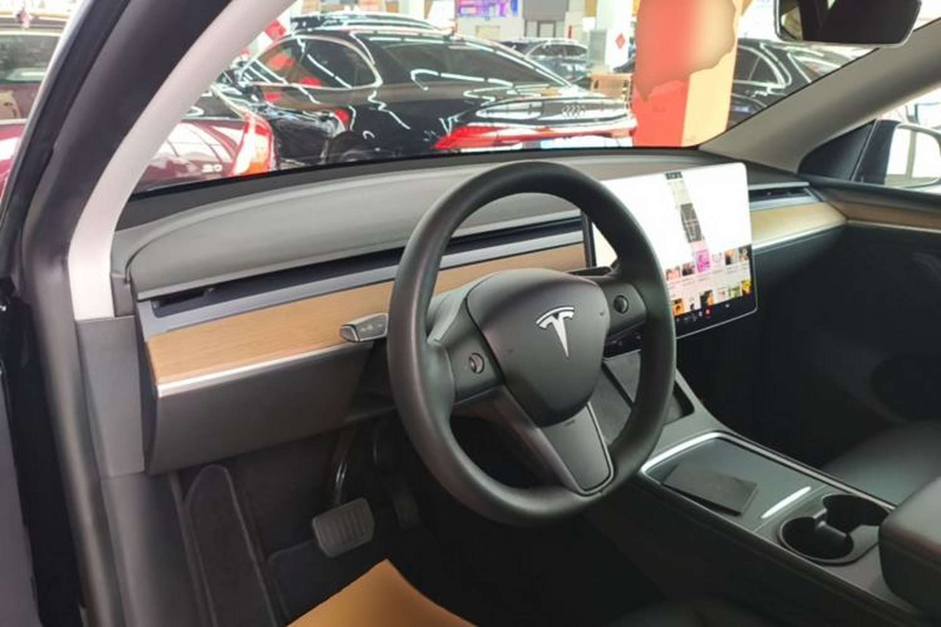 Used Tesla Model Y 2021 Standard Range Rear-Wheel Drive Version Center Console