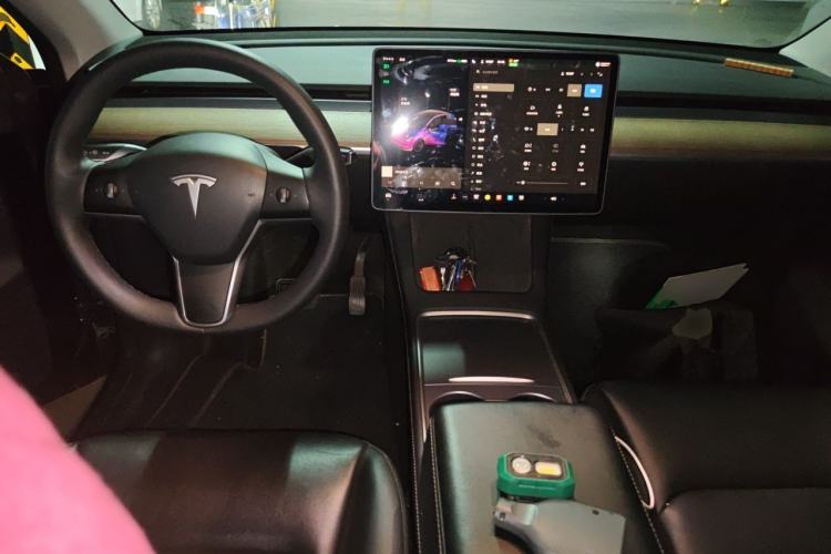 Used Tesla Model Y 2021 Standard Range Rear-Wheel Drive Version Center Console