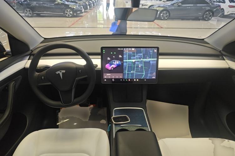 Used Tesla Model Y 2021 Standard Range Rear-Wheel Drive Version Center Console