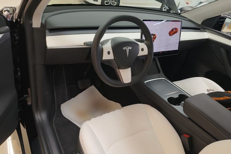Used Tesla Model Y 2021 Standard Range Rear-Wheel Drive Version Center Console