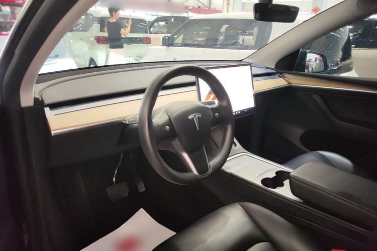 Used Tesla Model Y 2021 Standard Range Rear-Wheel Drive Version Center Console