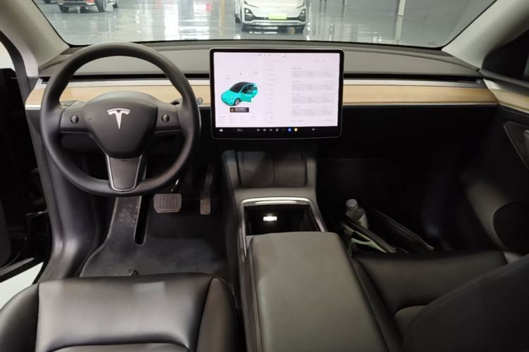Used Tesla Model Y 2021 Standard Range Rear-Wheel Drive Version Center Console