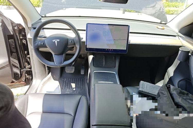 Used Tesla Model Y 2021 Standard Range Rear-Wheel Drive Version Center Console