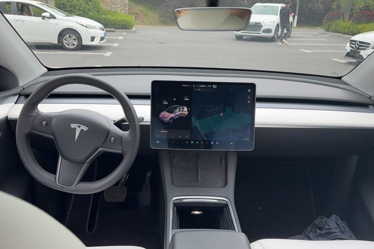 Used Tesla Model Y 2021 Standard Range Rear-Wheel Drive Version Center Console