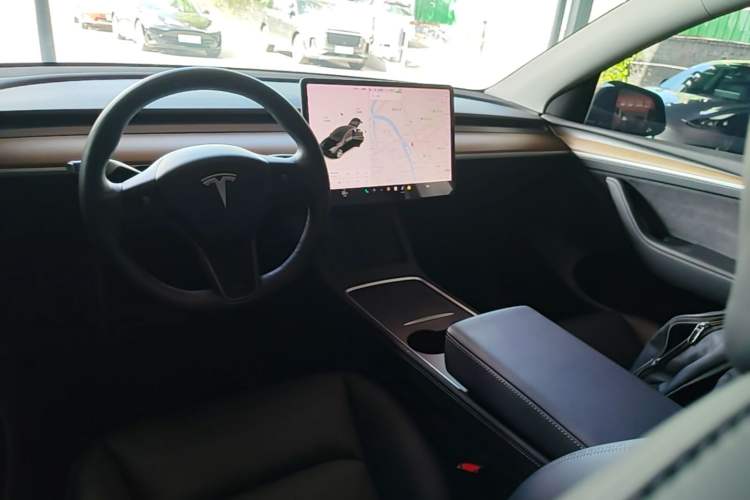 Used Tesla Model Y 2021 Standard Range Rear-Wheel Drive Version Center Console