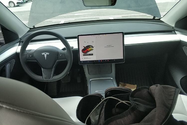 Used Tesla Model Y 2021 Standard Range Rear-Wheel Drive Version Center Console
