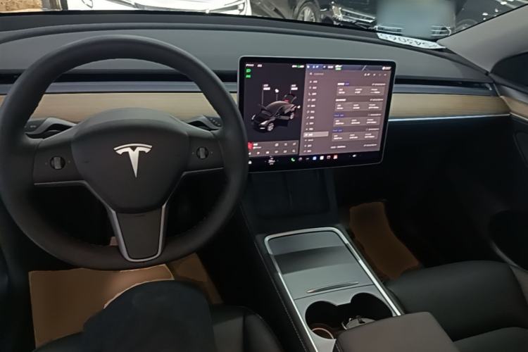 Used Tesla Model Y 2021 Standard Range Rear-Wheel Drive Version Center Console