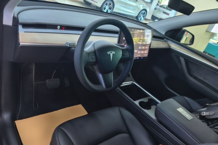 Used Tesla Model Y 2021 Standard Range Rear-Wheel Drive Version Center Console