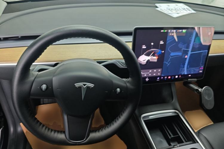 Used Tesla Model Y 2021 Standard Range Rear-Wheel Drive Version Center Console