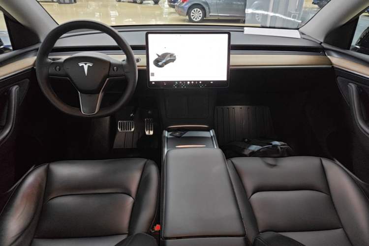 Used Tesla Model Y 2021 Standard Range Rear-Wheel Drive Version Center Console