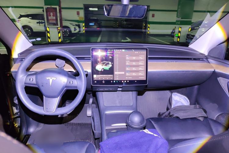 Used Tesla Model Y 2021 Standard Range Rear-Wheel Drive Version Center Console