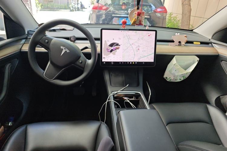 Used Tesla Model Y 2021 Standard Range Rear-Wheel Drive Version Center Console