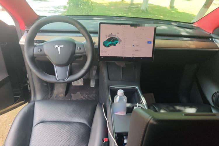 Used Tesla Model Y 2021 Standard Range Rear-Wheel Drive Version Center Console