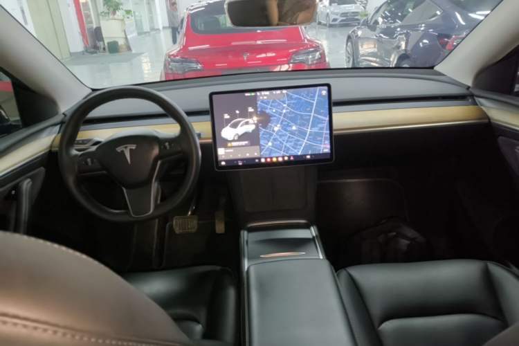Used Tesla Model Y 2021 Standard Range Rear-Wheel Drive Version Center Console