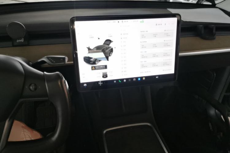 Used Tesla Model Y 2021 Standard Range Rear-Wheel Drive Version Center Console