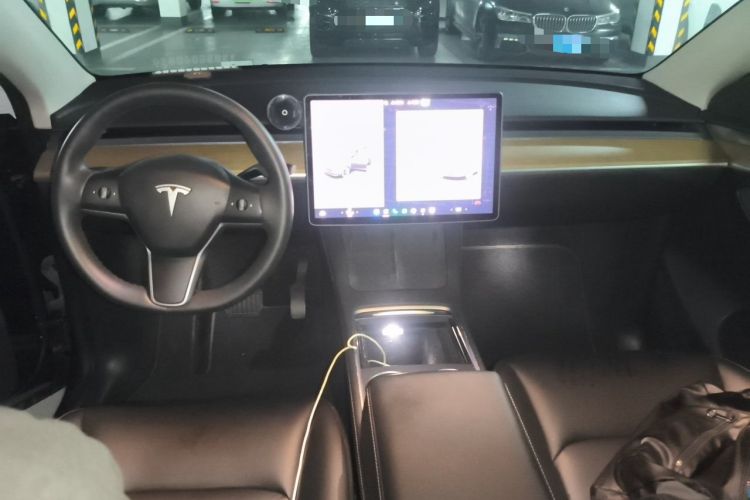 Used Tesla Model Y 2021 Standard Range Rear-Wheel Drive Version Center Console