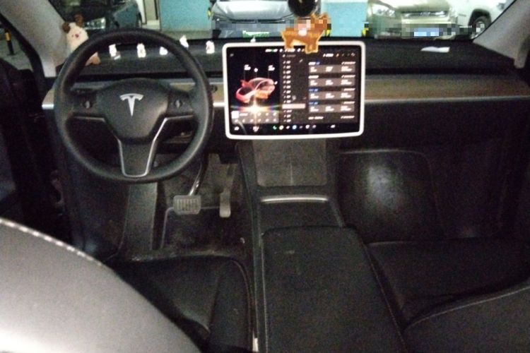 Used Tesla Model Y 2021 Standard Range Rear-Wheel Drive Version Center Console