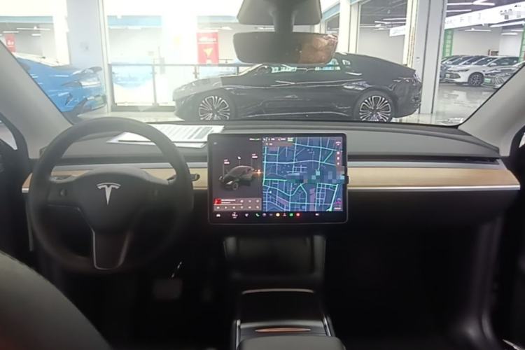 Used Tesla Model Y 2021 Standard Range Rear-Wheel Drive Version Center Console
