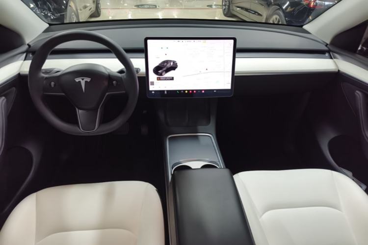 Used Tesla Model Y 2021 Standard Range Rear-Wheel Drive Version Center Console